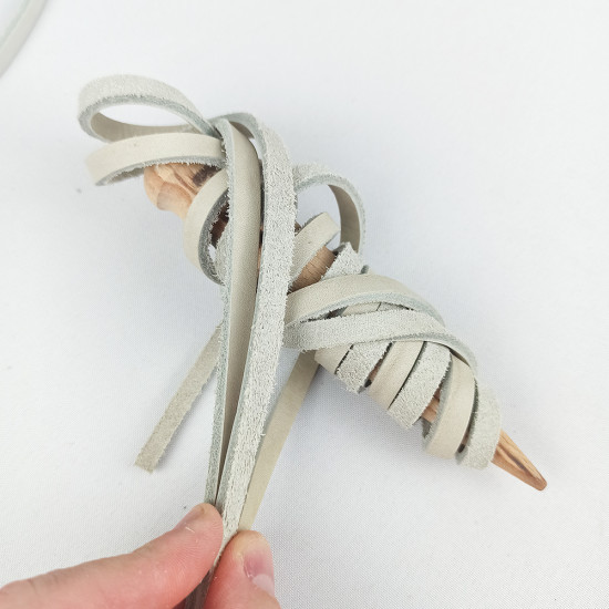 Шнур из натуральной кожи плоский серо-голубой для рукоделия 5-8х3мм 1,05 метра 3 шт