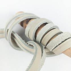 Шнур из натуральной кожи плоский серо-голубой для рукоделия 5-8х3мм 1,05 метра 3 шт