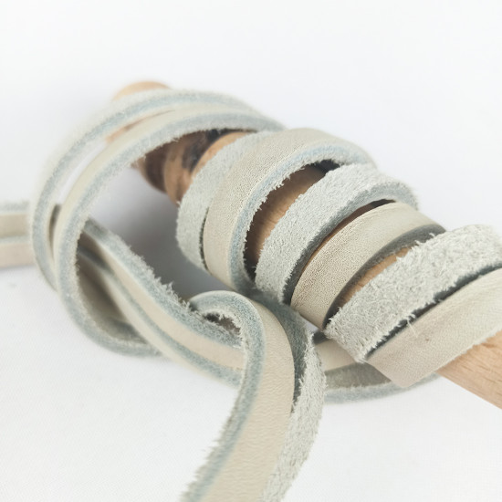 Шнур из натуральной кожи плоский серо-голубой для рукоделия 5-8х3мм 1,05 метра 3 шт